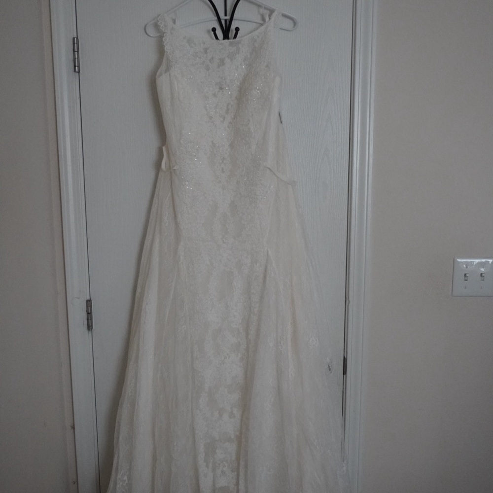 Brand new Melissa Sweet wedding dress! Never worn, never altered. Color:Ivory